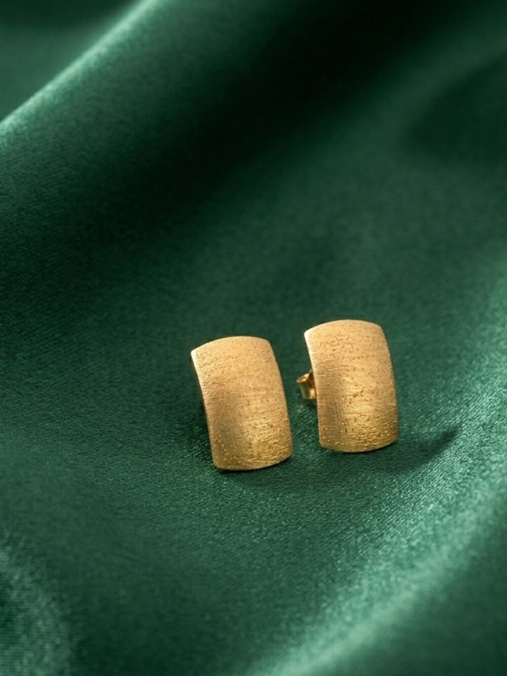 18K Gold Earrings Stud Rectangle Frosted 1.55 grams - Picture 6 of 7